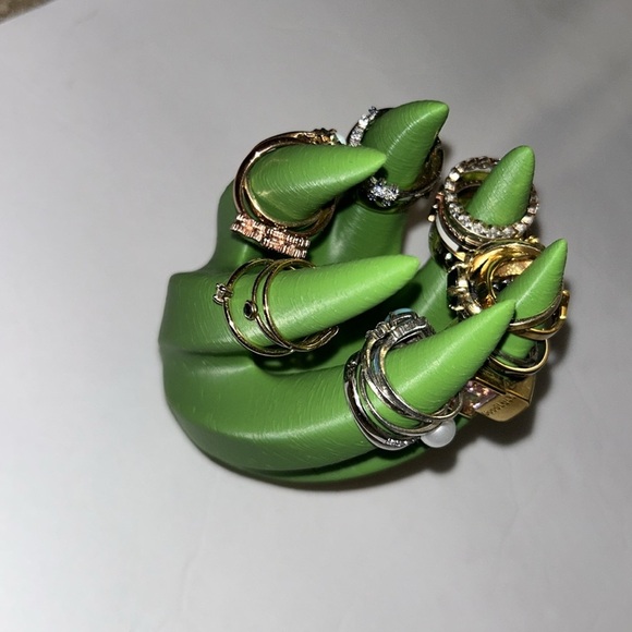 Ring holder unique shape - Picture 3 of 5